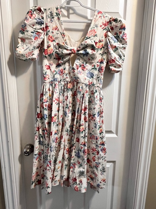 80’s vintage-style white floral dress featuring puffed sleeves and a V-neckline, - Picture 2 of 7